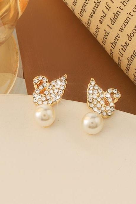 Shiny Swan And Pearl Earrings